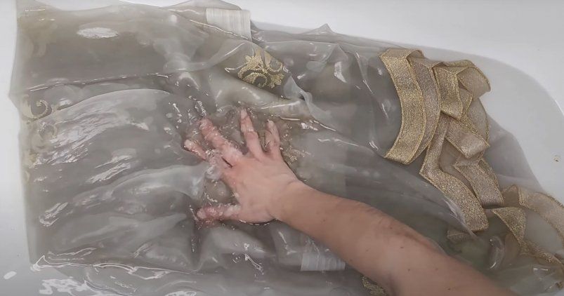 Умные хозяйки не стирают тюль, а замачивают в ванной 2 часа - сразу белый и гладкий