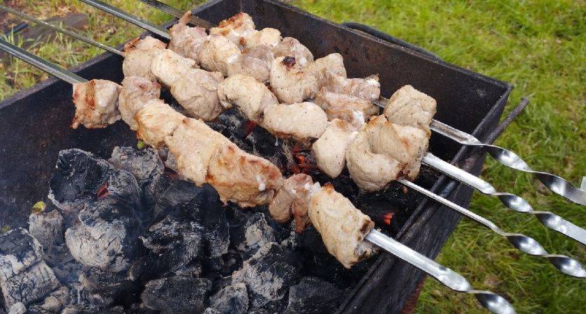 Маринад случайно подсмотрел у шефа — теперь готовлю только так, мясо всегда удаётся. Шашлык "Королевский" - получится у каждого
