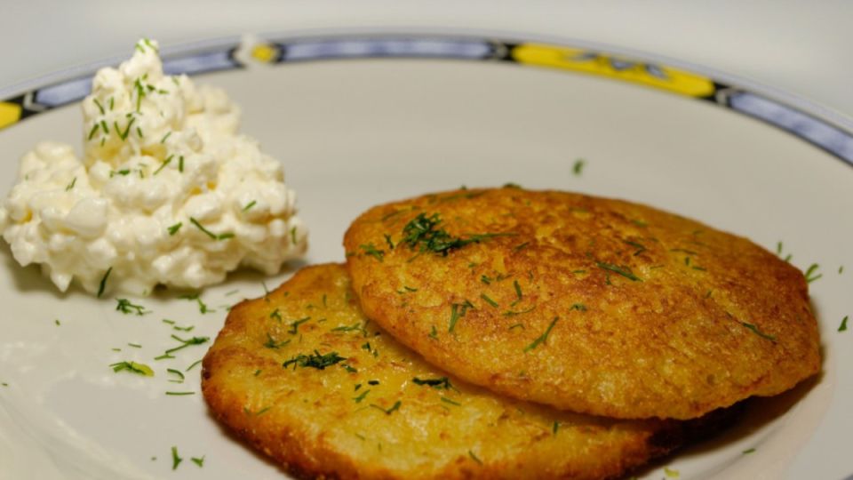 Сырники получаются идеально ровными и очень вкусными: по сковороде не расползаются — есть 2 хитрости приготовления