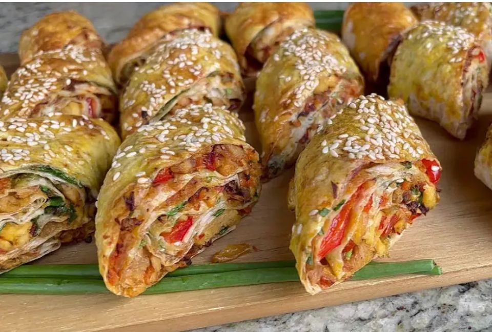 Ленивая закуска из лаваша с нежной курочкой под соусом — тарелки опустеют за 3 минуты