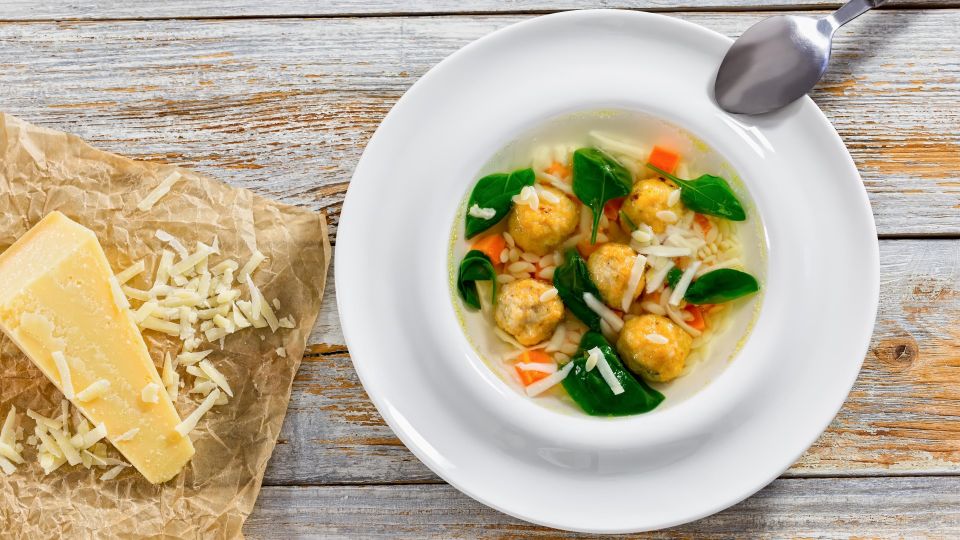 Вкусно как в детстве: этот сырный суп с фрикадельками полюбит вся семья