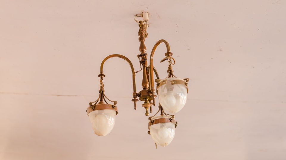 Копеечное средство очистит грязную люстру до блеска: им всегда пользуются клинеры