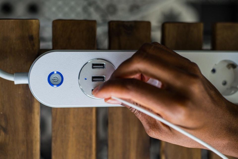 Польза простого выбора: почему выключать розетки перед уходом экономичнее, чем кажется