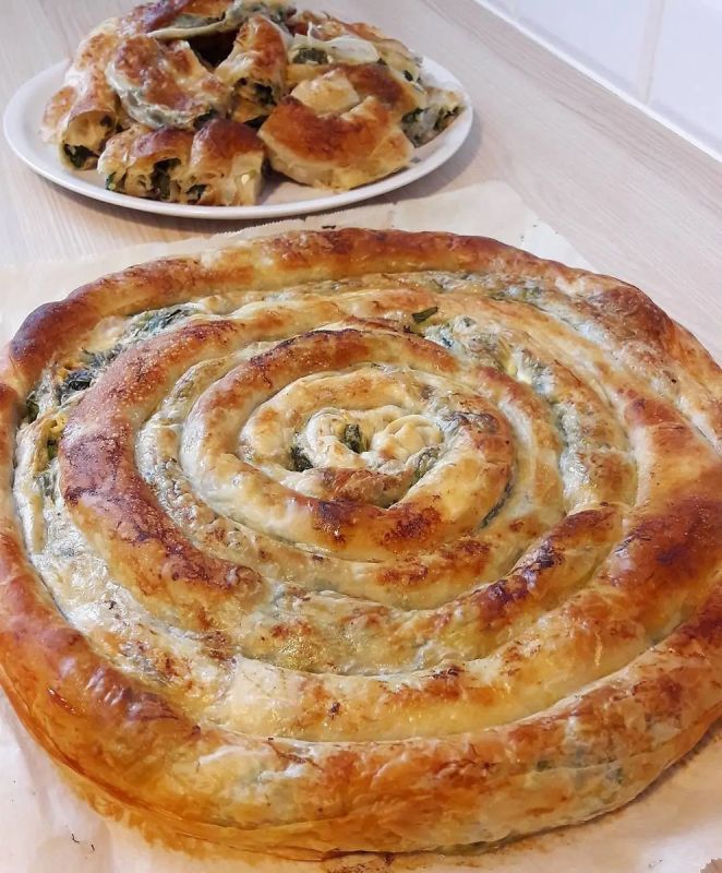 Улитка из слоеного теста с начинкой превращает простой вечер в уютный ритуал