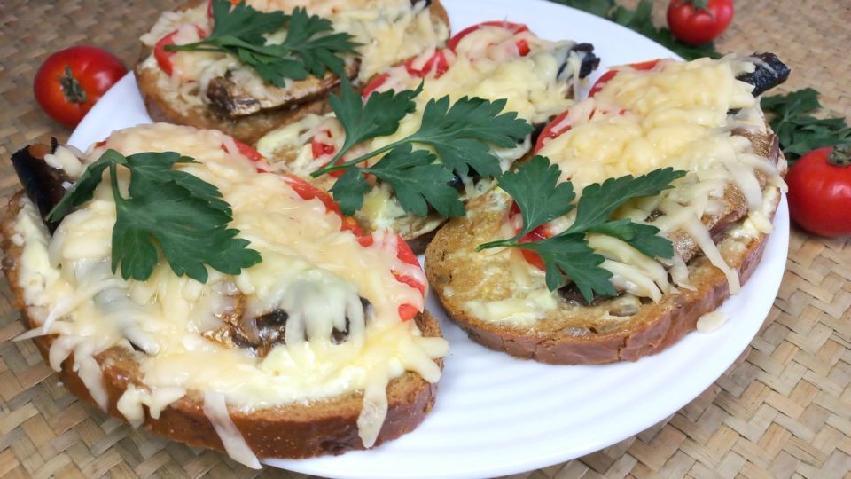 Горячие бутерброды со шпротами как уютный быстрый перекус