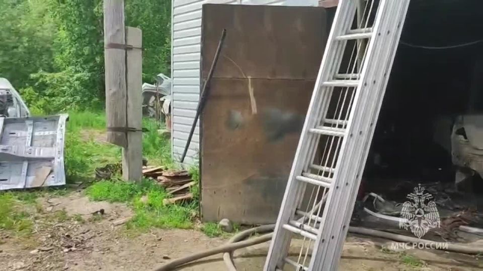 Днём в пожарную службу г. Зеи поступило сообщение о возгорании в гаражном кооперативе в пер