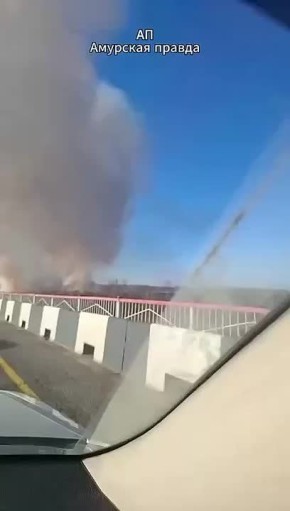 Рядом с Михайловкой, что в 100 км от Благовещенска, горят поля