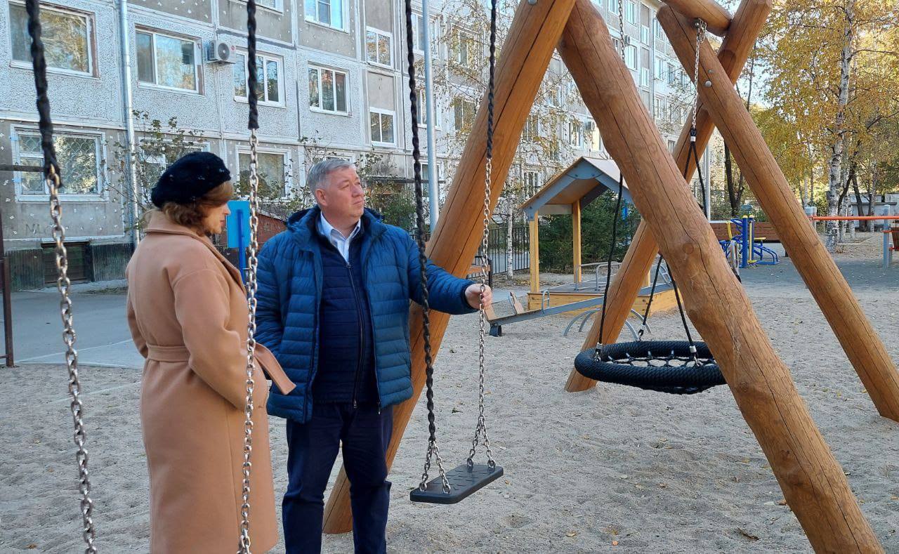 Депутаты проверили качество благоустройства дворов в Благовещенске Депутаты проверили качество благоустройства дворов в Благовещенске
