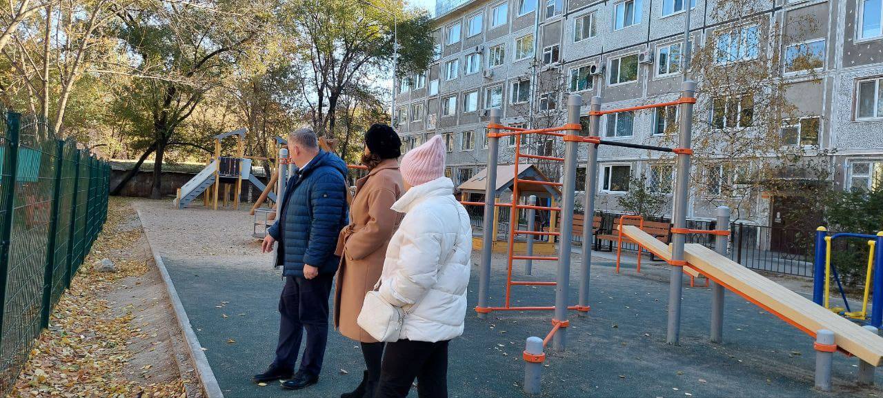 Депутаты проверили качество благоустройства дворов в Благовещенске Депутаты проверили качество благоустройства дворов в Благовещенске