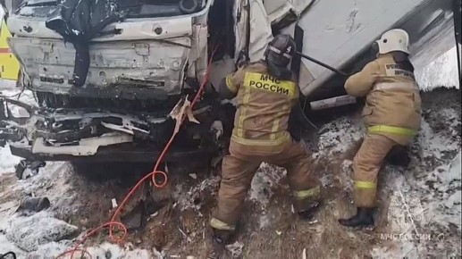 Спасатели распилили автобус, чтобы достать водителя — пассажирский транспорт столкнулся с авторефрижератором на трассе в Амурской области
