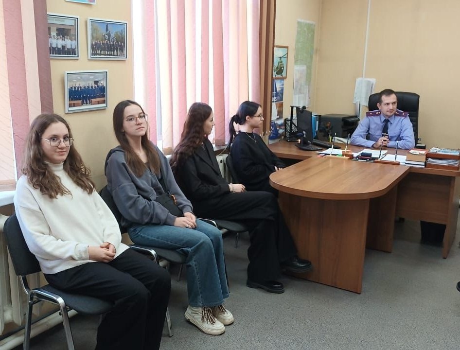 Сотрудник следственного управления провел день открытых дверей для учащихся Магдагачинских школ Сотрудник следственного управления провел день открытых дверей для учащихся Магдагачинских школ