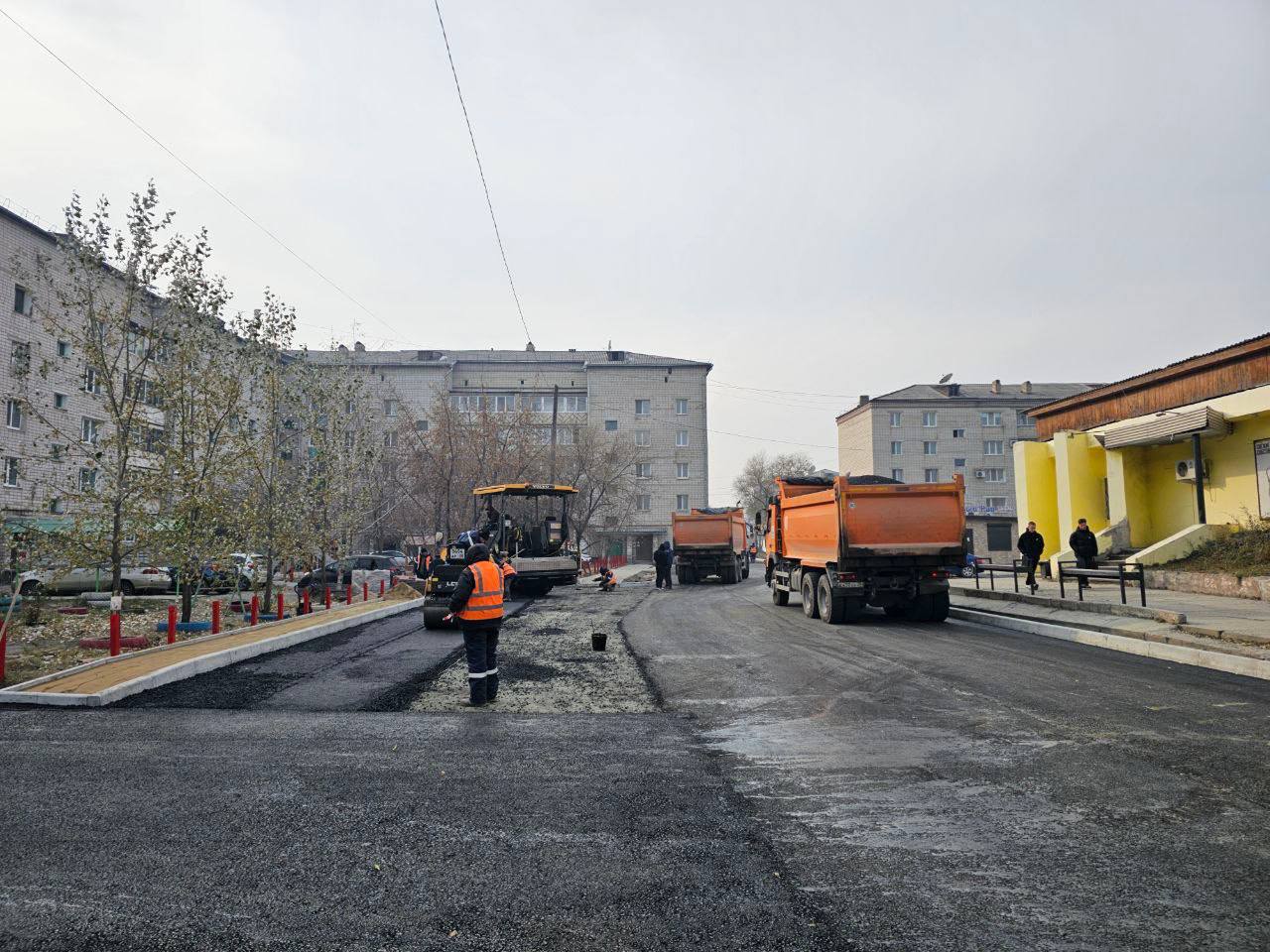 Что нам холод В Свободном работа кипит - дорожники завершают асфальтирование улицы Репина Что нам холод В Свободном работа кипит - дорожники завершают асфальтирование улицы Репина