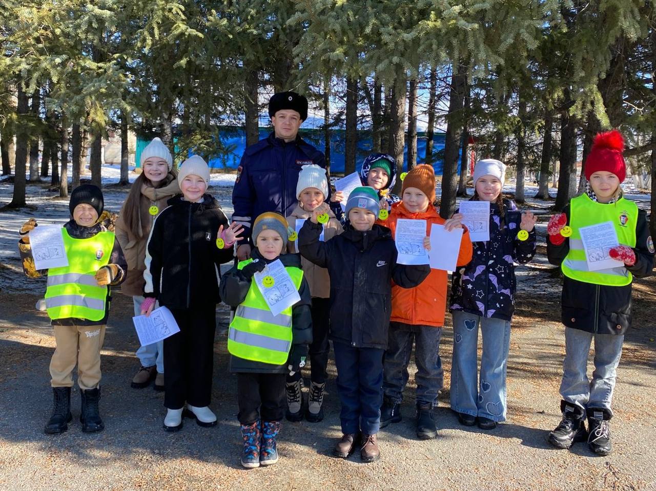 В МОБУ «Увальская» СОШ с учащимися второго класса провели познавательное занятие, на котором детям напомнили о Правилах дорожного движения и о ситуациях, которые только кажутся безопасными