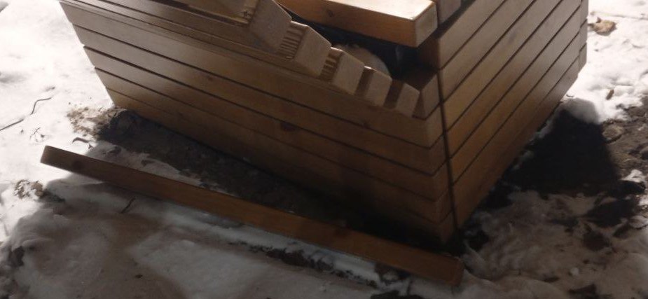 В Тынде на недавно благоустроенной территории вандалы сломали деревянные конструкции  В Тынде на недавно благоустроенной территории вандалы сломали деревянные конструкции