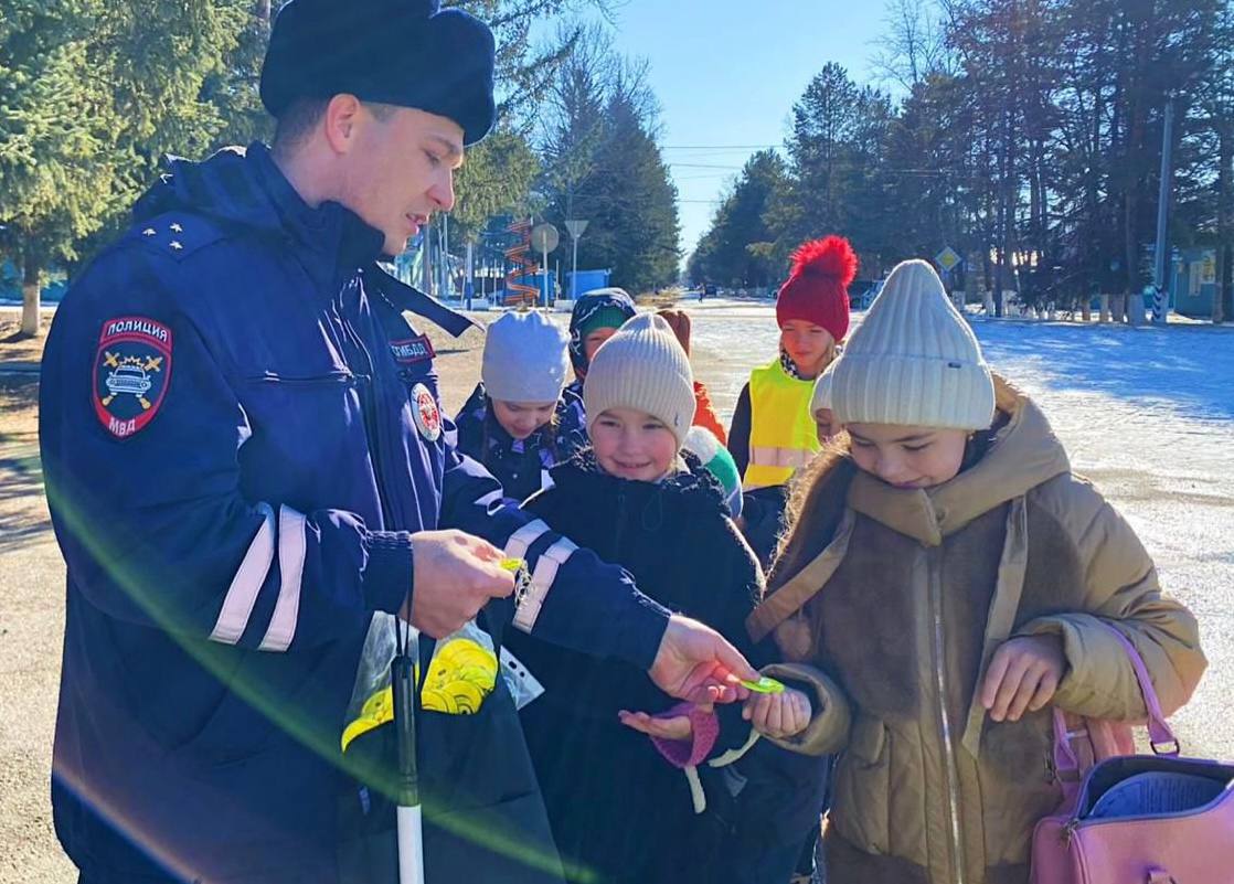 В МОБУ «Увальская» СОШ с учащимися второго класса провели познавательное занятие, на котором детям напомнили о Правилах дорожного движения и о ситуациях, которые только кажутся безопасными В МОБУ «Увальская» СОШ с учащимися второго класса провели познавательное занятие, на котором детям напомнили о Правилах дорожного движения и о ситуациях, которые только кажутся безопасными