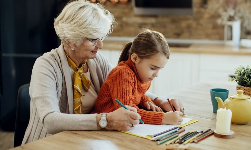 Опрос: 1 % работающих благовещенцев уверен, что категорически нельзя доверять внуков бабушкам