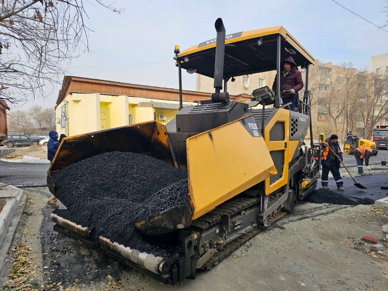 Что нам холод В Свободном работа кипит - дорожники завершают асфальтирование улицы Репина