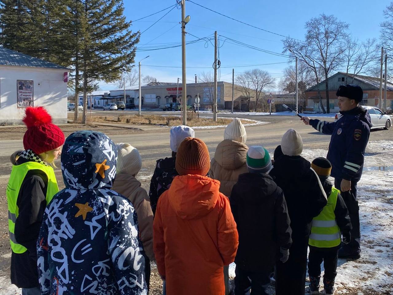 В МОБУ «Увальская» СОШ с учащимися второго класса провели познавательное занятие, на котором детям напомнили о Правилах дорожного движения и о ситуациях, которые только кажутся безопасными В МОБУ «Увальская» СОШ с учащимися второго класса провели познавательное занятие, на котором детям напомнили о Правилах дорожного движения и о ситуациях, которые только кажутся безопасными