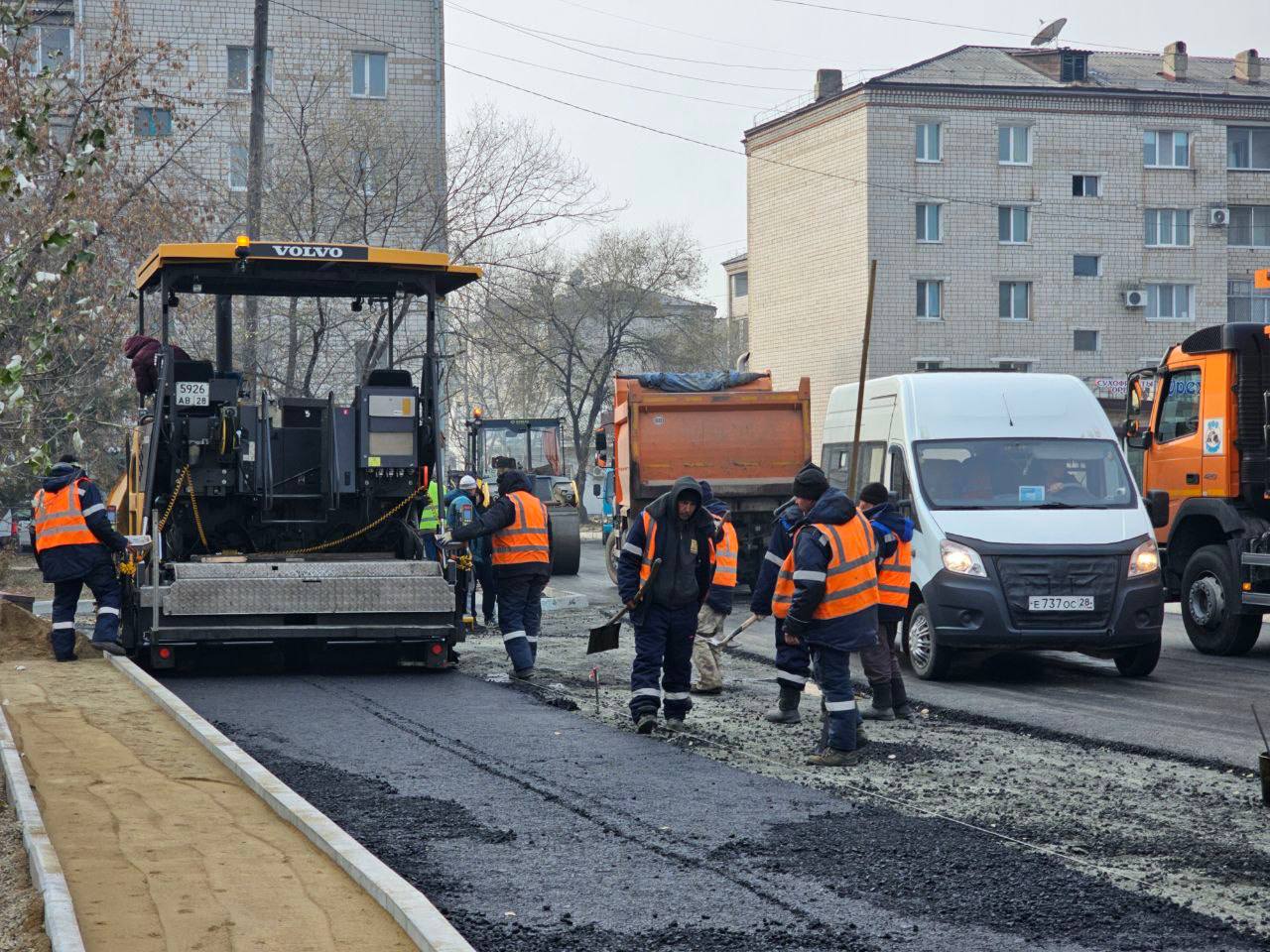 Что нам холод В Свободном работа кипит - дорожники завершают асфальтирование улицы Репина Что нам холод В Свободном работа кипит - дорожники завершают асфальтирование улицы Репина