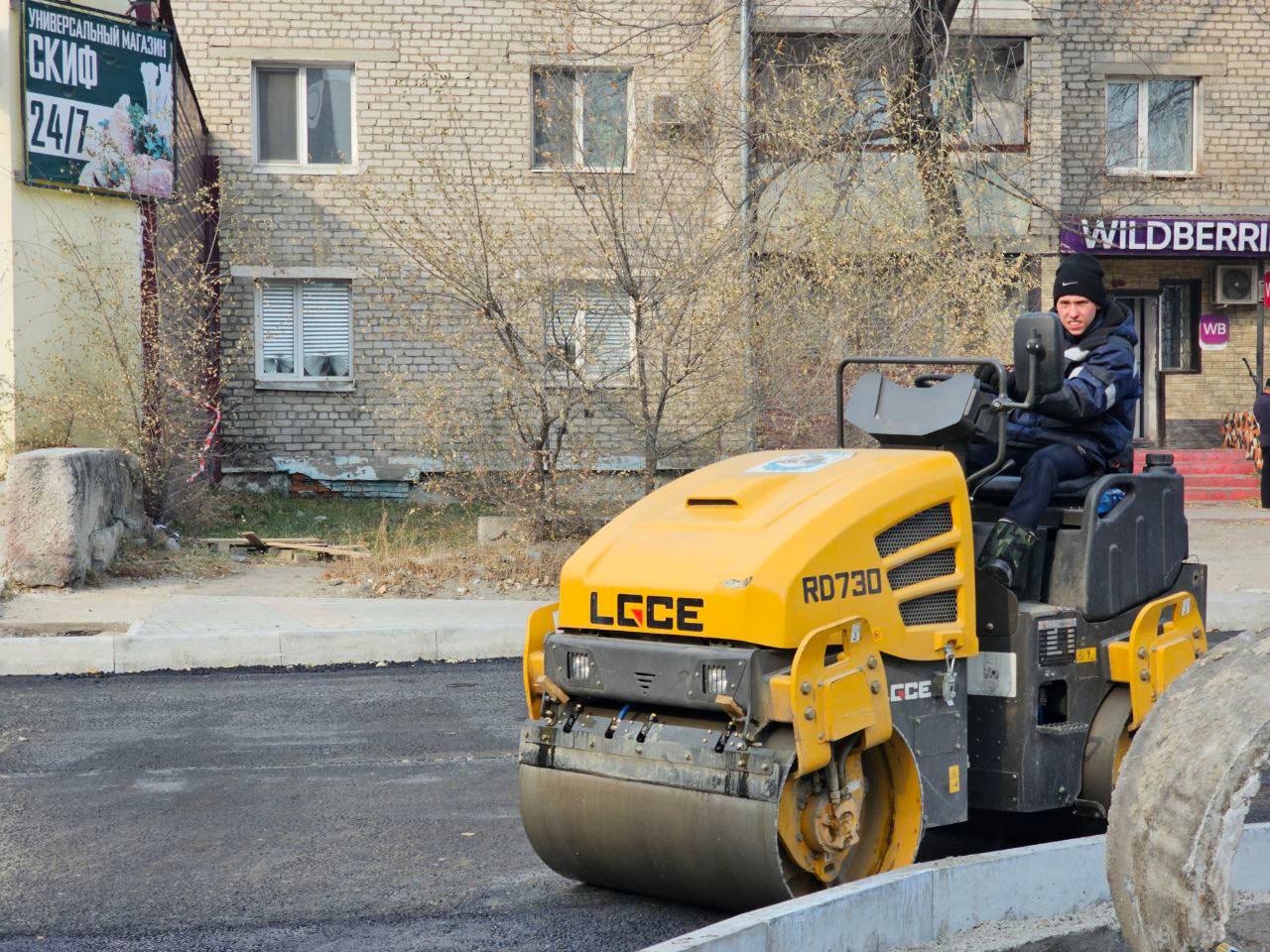 Что нам холод В Свободном работа кипит - дорожники завершают асфальтирование улицы Репина Что нам холод В Свободном работа кипит - дорожники завершают асфальтирование улицы Репина