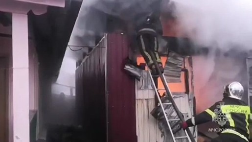 В Тынде загорелся гараж с легковым автомобилем внутри