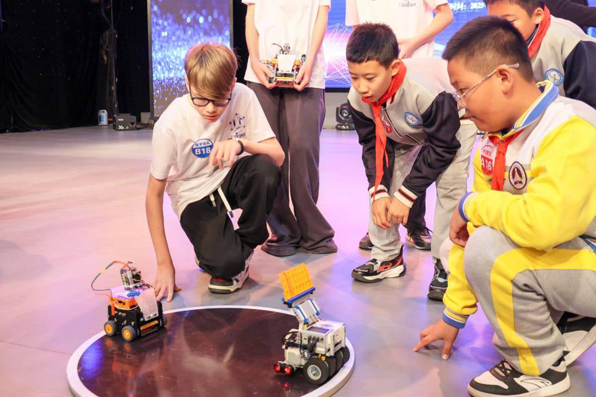 Амурская делегация вернулась с соревнований по робототехнике «КиберДао» Амурская делегация вернулась с соревнований по робототехнике «КиберДао»