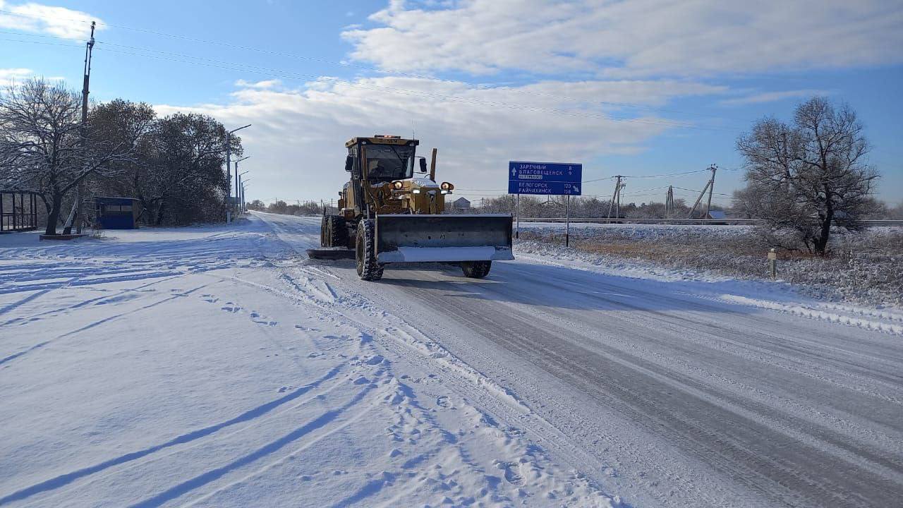 С последствиями ночного снегопада на дорогах Приамурья борются 110 спецмашин и почти 100 рабочих