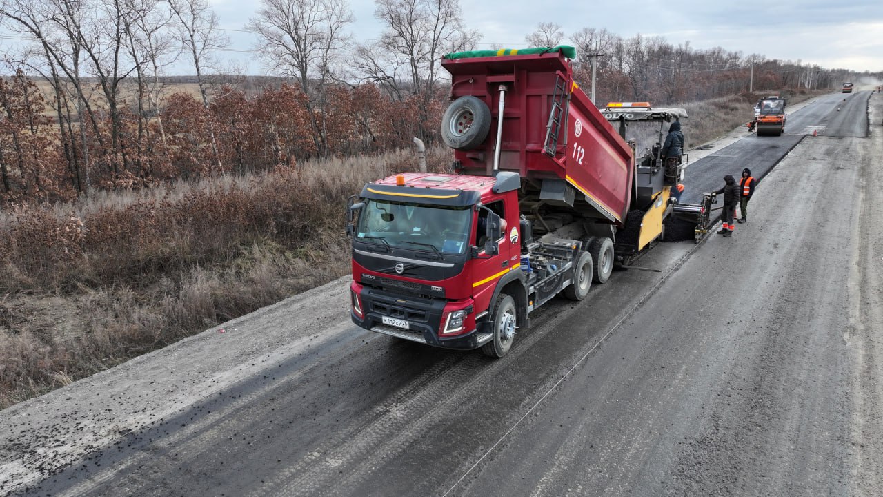 Завершен досрочно: в Приамурье уложили нижний слой асфальта на дороге регионального значения Завершен досрочно: в Приамурье уложили нижний слой асфальта на дороге регионального значения