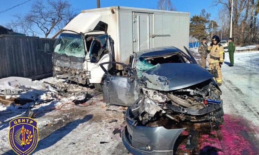 Один скончался, двое пострадали: в Юхте столкнулись легковушка и грузовик