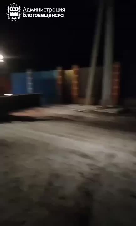 Городские коммунальщики очищают от снега дороги и тротуары областного центра