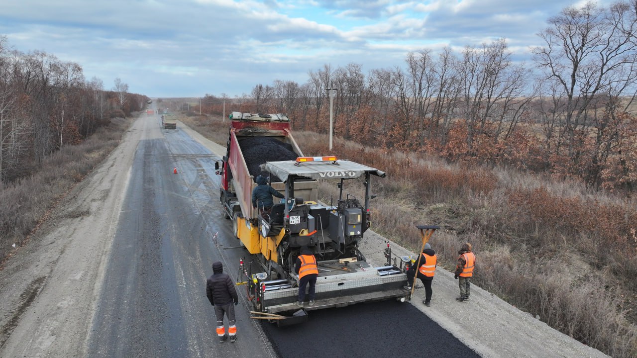Завершен досрочно: в Приамурье уложили нижний слой асфальта на дороге регионального значения Завершен досрочно: в Приамурье уложили нижний слой асфальта на дороге регионального значения