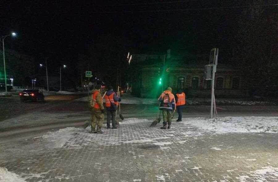 31 октября в Благовещенске спецтехника и рабочие расчищают и подсыпают проезжую часть, тротуары, пешеходные переходы, чтобы сделать их безопасными