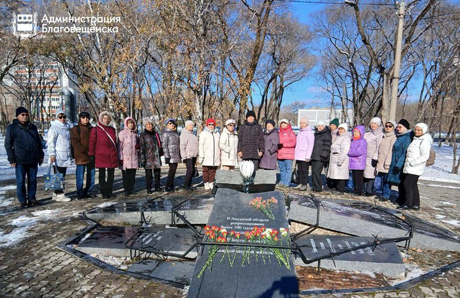 В День памяти жертв политических репрессий руководитель «Ассоциации пожилых людей» Благовещенска Сергеем Утенбергенов совместно с членами организации почтили память тех, чьи судьбы изменили трагические события прошлого