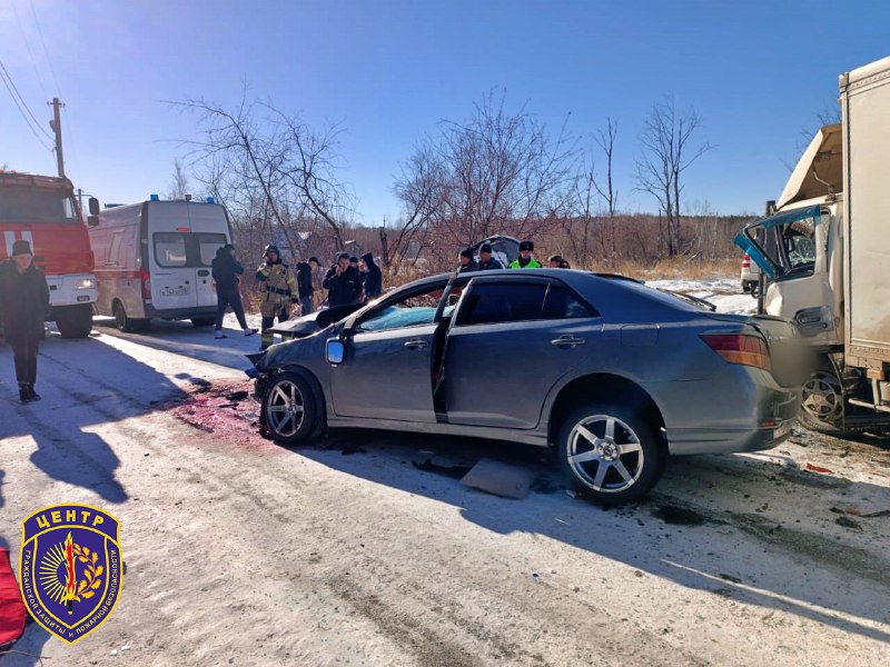 Один скончался, двое пострадали: в Юхте столкнулись легковушка и грузовик  Один скончался, двое пострадали: в Юхте столкнулись легковушка и грузовик