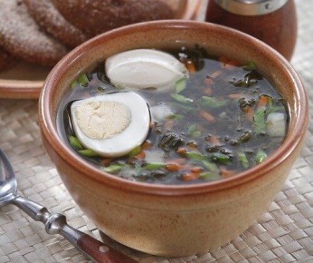 Летние щи: новая жизнь традиционного блюда с крапивой и щавелем