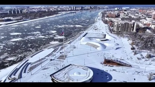 Первый снег мягко окутал улицы и здания города на границе