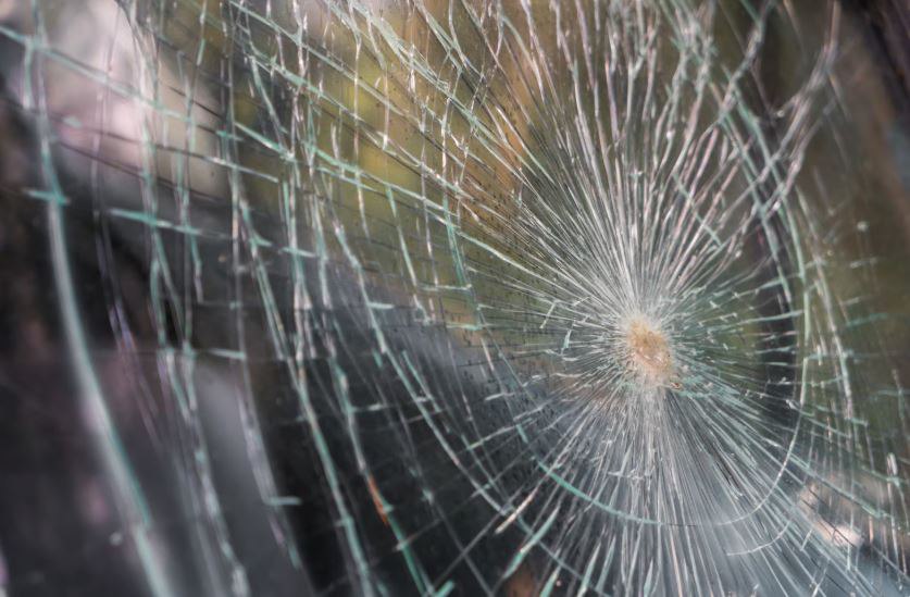 Амурчанин попал под суд за то, что разбил лобовое стекло автомобиля бывшей жены