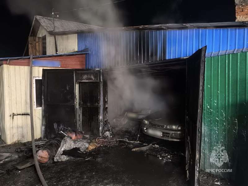 Тушили два боевых расчета: в Белогорске горел гараж с тремя автомобилями внутри Тушили два боевых расчета: в Белогорске горел гараж с тремя автомобилями внутри