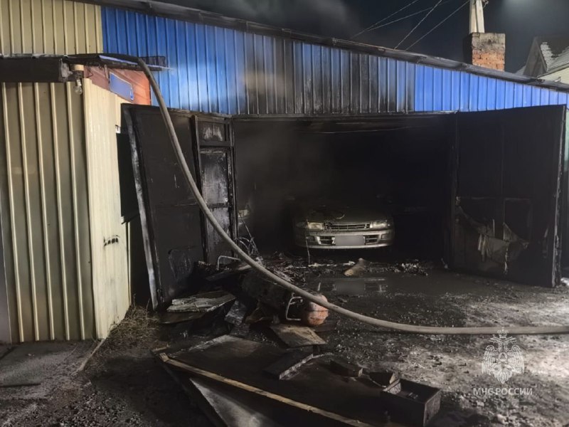 Тушили два боевых расчета: в Белогорске горел гараж с тремя автомобилями внутри
