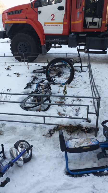 Огонь против велосипедов. 3 ноября в микрорайоне Благовещенска произошло задымление в одном из подъездов дома по улице Василенко 11/1 Огонь против велосипедов. 3 ноября в микрорайоне Благовещенска произошло задымление в одном из подъездов дома по улице Василенко 11/1