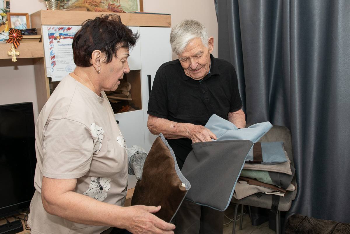 Для бойцов и норки не жалко: благовещенка передала 89-летнему мастеру-скорняку десяток шуб для фронта Для бойцов и норки не жалко: благовещенка передала 89-летнему мастеру-скорняку десяток шуб для фронта