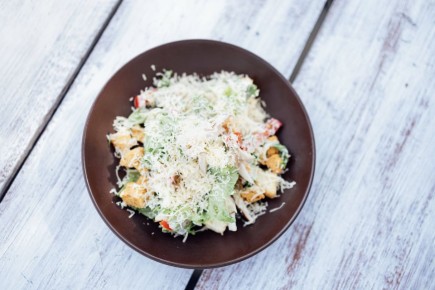 Продукты простые, а вкус получается изысканным: попробуйте салат «Коко Шанель»