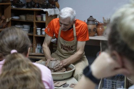 Для ветеранов СВО и семей погибших бойцов провели мастер-класс по гончарному делу