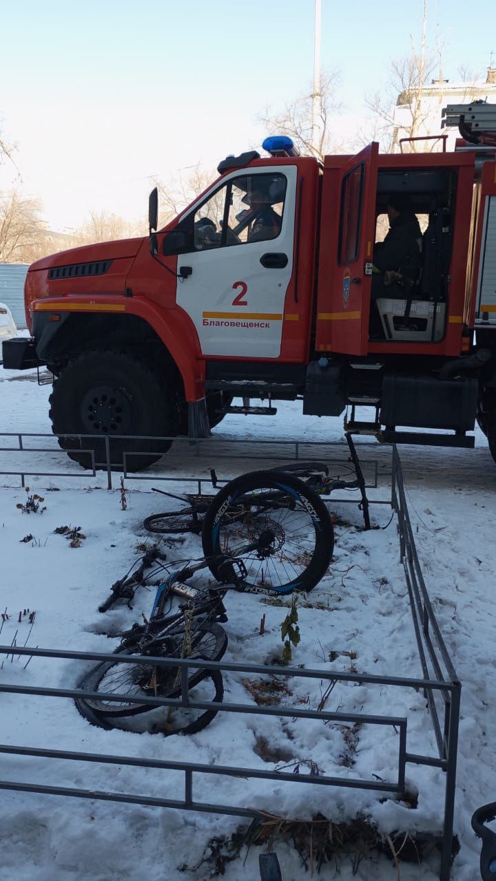 Огонь против велосипедов. 3 ноября в микрорайоне Благовещенска произошло задымление в одном из подъездов дома по улице Василенко 11/1 Огонь против велосипедов. 3 ноября в микрорайоне Благовещенска произошло задымление в одном из подъездов дома по улице Василенко 11/1