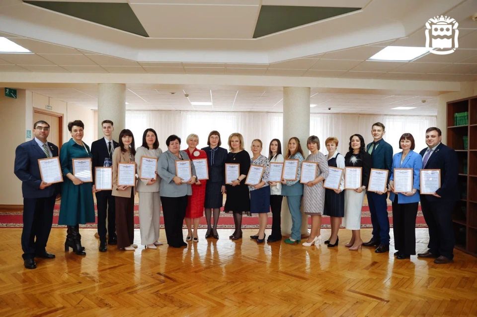 Творцы нашего будущего: заслуженные педагоги Приамурья собрались за одним столом Творцы нашего будущего: заслуженные педагоги Приамурья собрались за одним столом