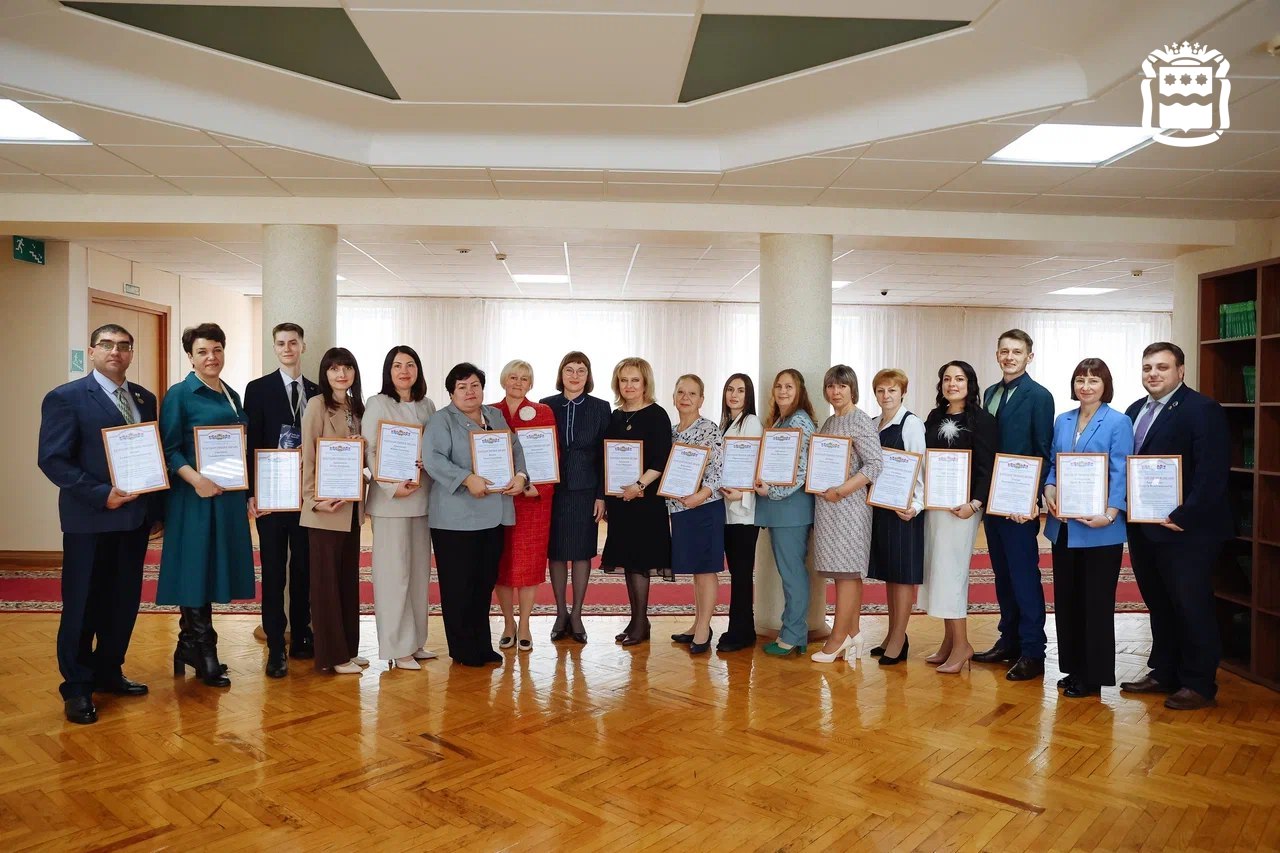 Творцы нашего будущего: заслуженные педагоги Приамурья собрались за одним столом Творцы нашего будущего: заслуженные педагоги Приамурья собрались за одним столом