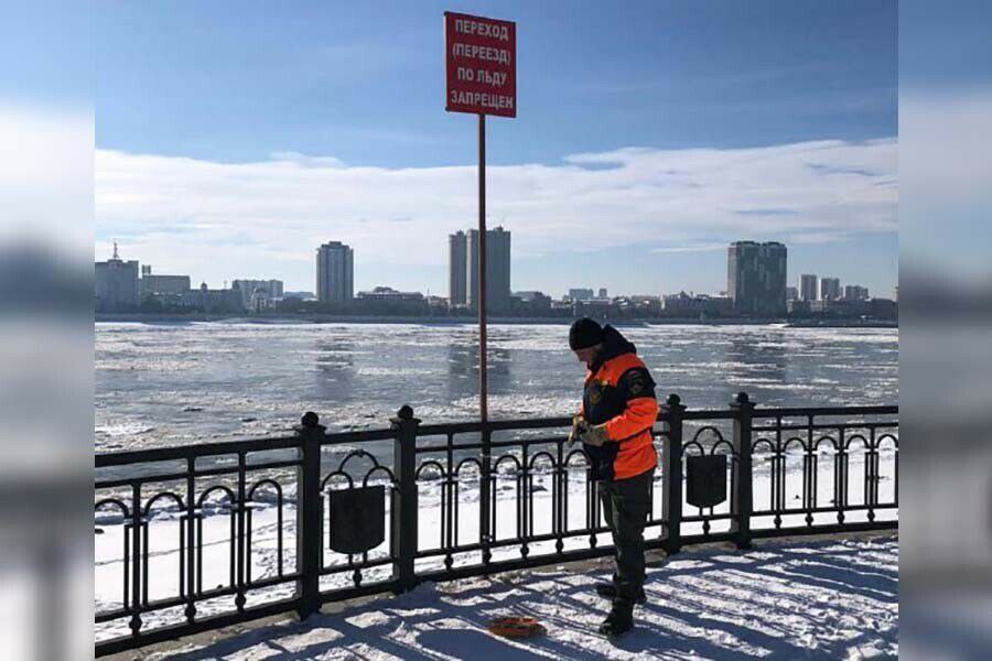 «Переход (переезд) по льду запрещен» – такие знаки установили городские спасатели на протяжении набережной реки Амур в Благовещенске