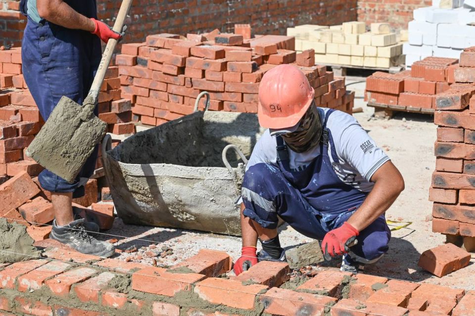 Иностранец с трудовой визой повара работал строителем в Благовещенске