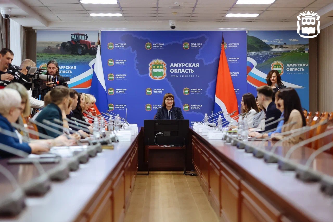 Творцы нашего будущего: заслуженные педагоги Приамурья собрались за одним столом