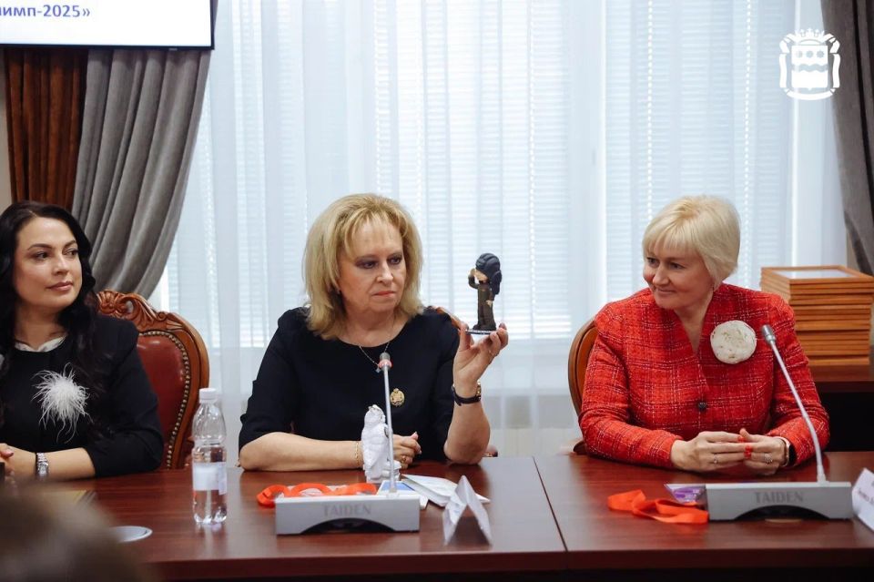 Творцы нашего будущего: заслуженные педагоги Приамурья собрались за одним столом Творцы нашего будущего: заслуженные педагоги Приамурья собрались за одним столом